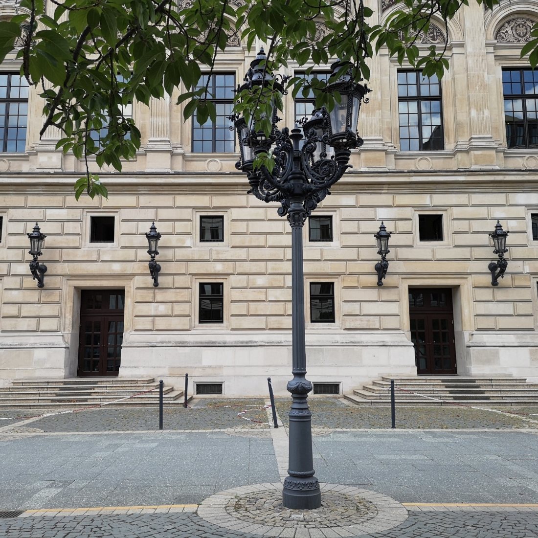 A Frankfurt facade with a street lamp: photograph